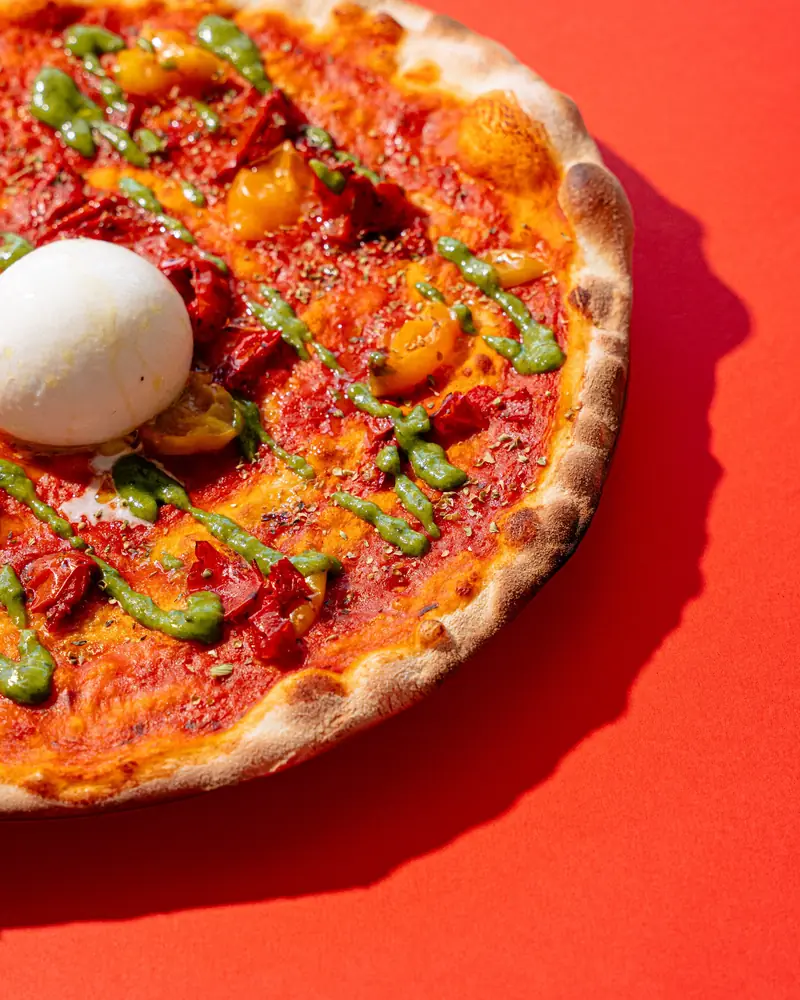 Pizza senza bordo farcita fino al limite esterno