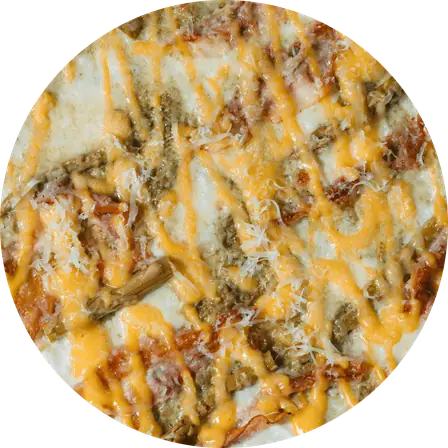 Pizza Belluno vista dall'alto, con crema di asparagi e zabaione salato
