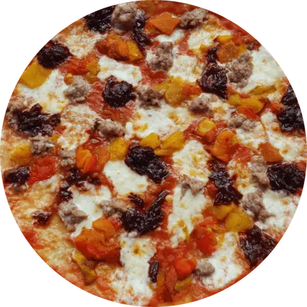 Pizza Rovigo vista dall'alto, con salsiccia e cipolla caramellata