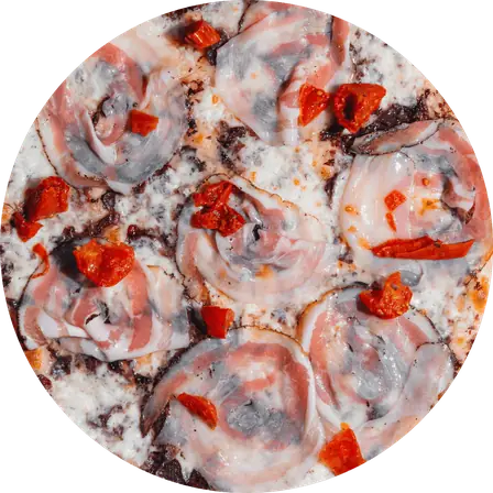 Pizza Treviso vista dall'alto, con pancetta pepata e pomodorini canditi