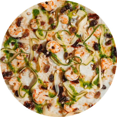 Pizza Venezia vista dall'alto, con gamberi, zucchine e uvetta