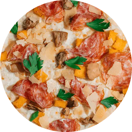 Pizza Verona vista dall'alto, con soppressa e prezzemolo