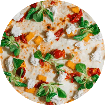 Pizza Vicenza vista dall'alto, con valeriana e pomodorini canditi