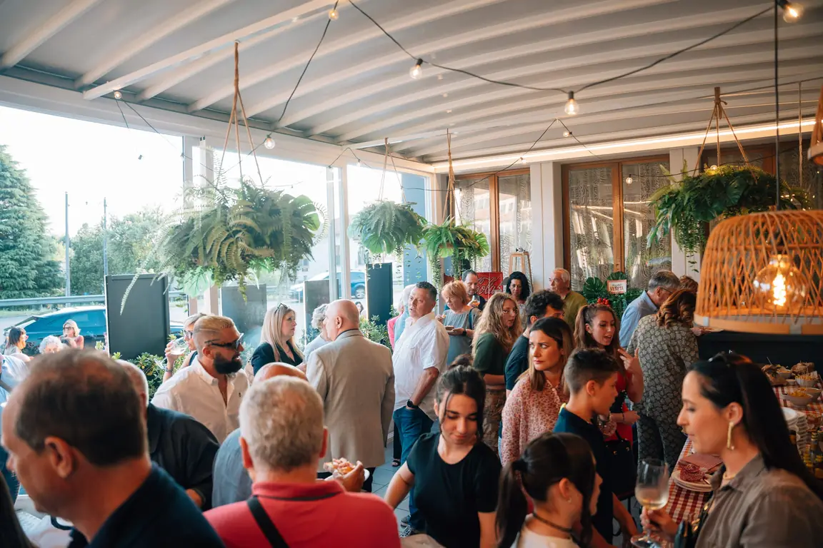 Serata in veranda con tanti ospiti ai tavoli della Pizzeria Veneta