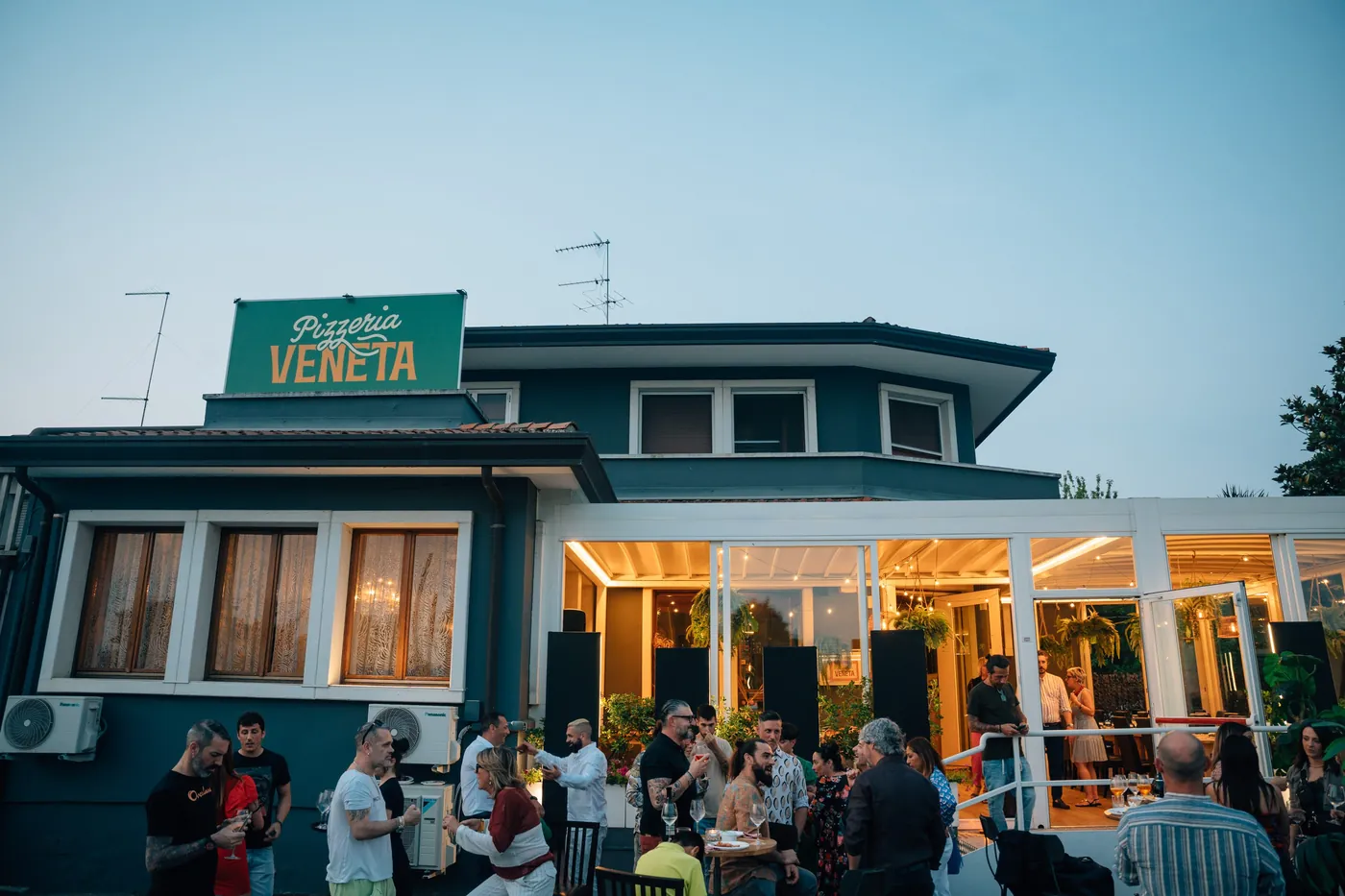 La Pizzeria Veneta di sera, con l'insegna illuminata