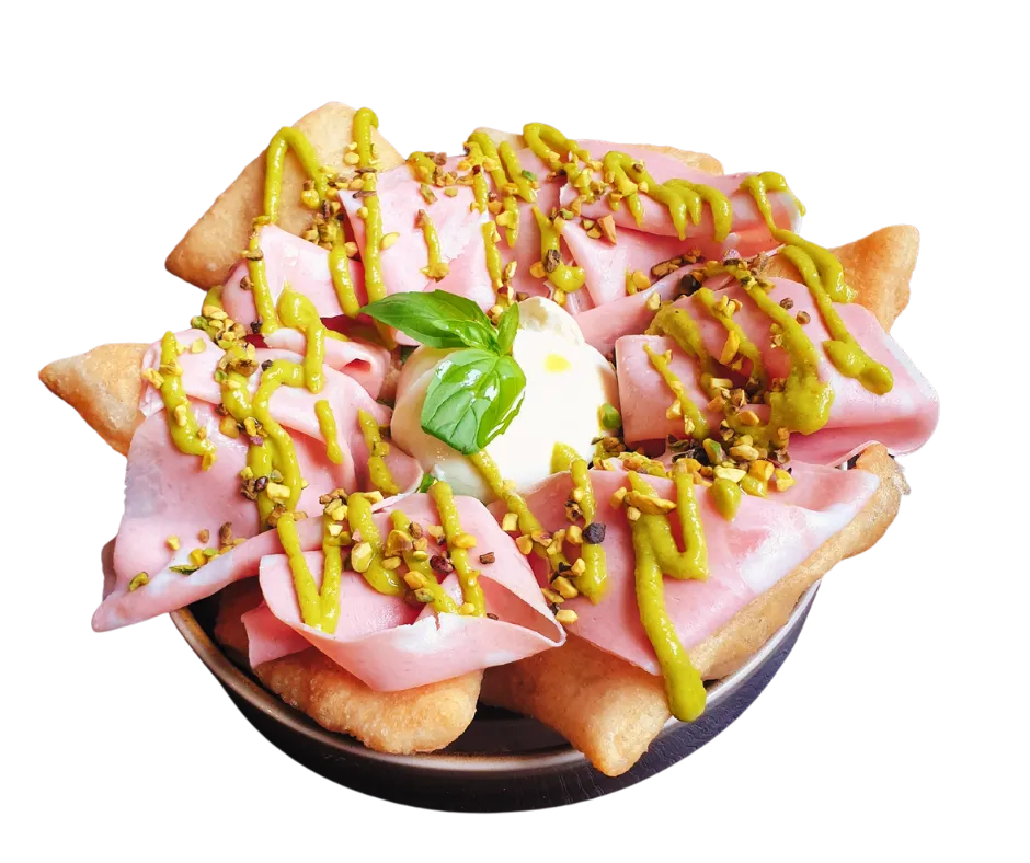 Pizza fritta a rombi, con prosciutto crudo e stracciatella