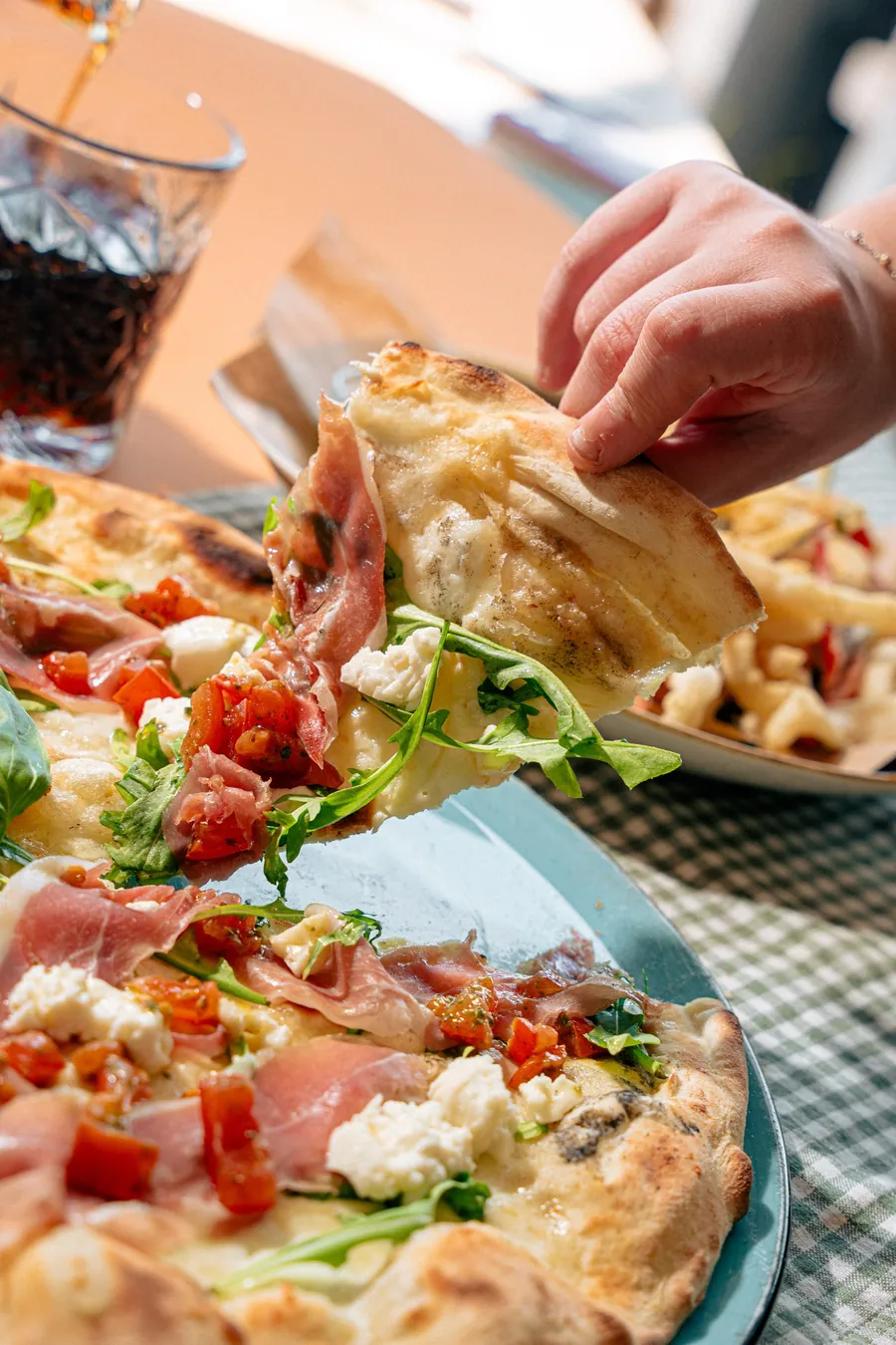 Pizza tagliata e mangiata in compagnia