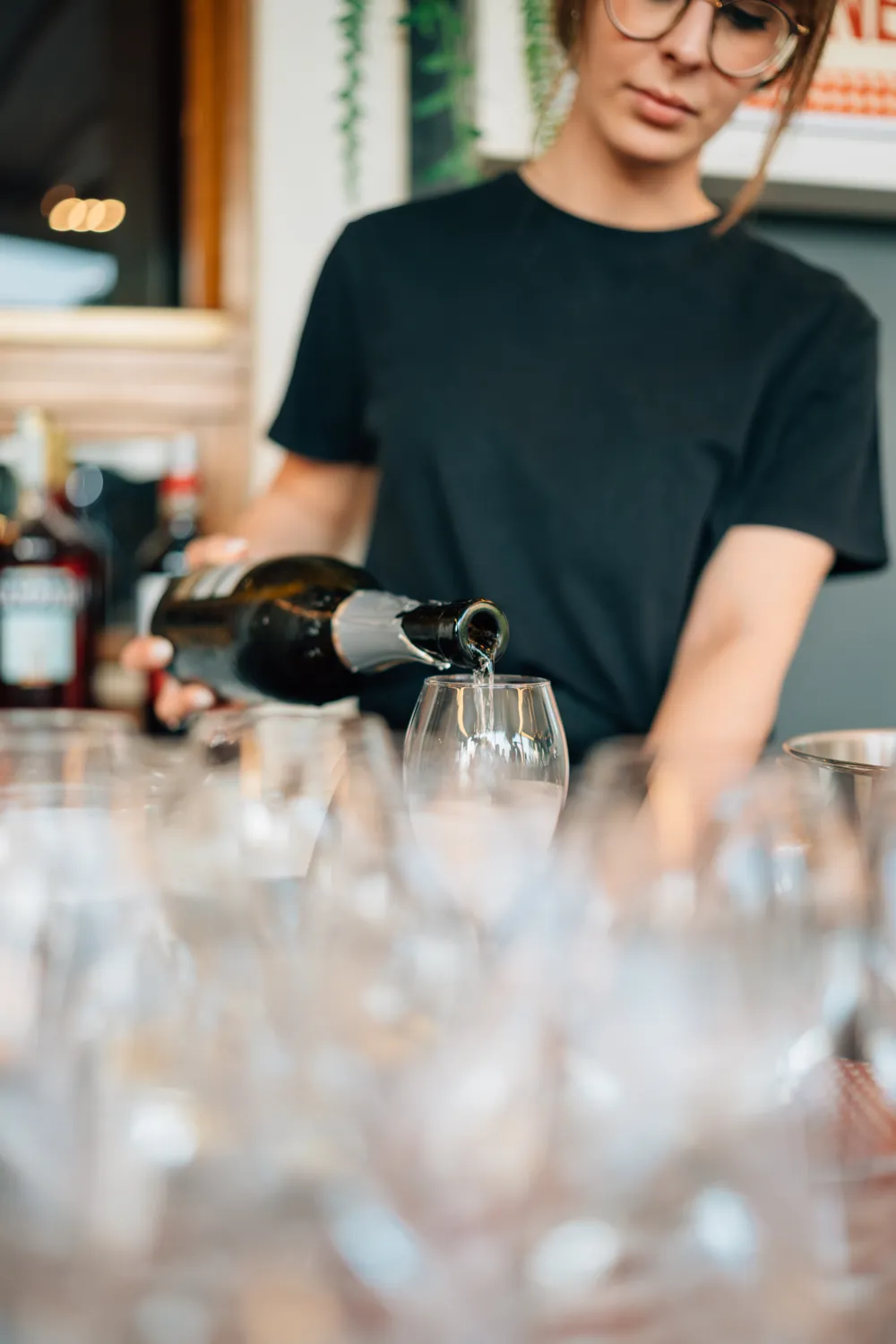 Lo staff della Pizzeria Veneta versa il prosecco nei calici per un brindisi