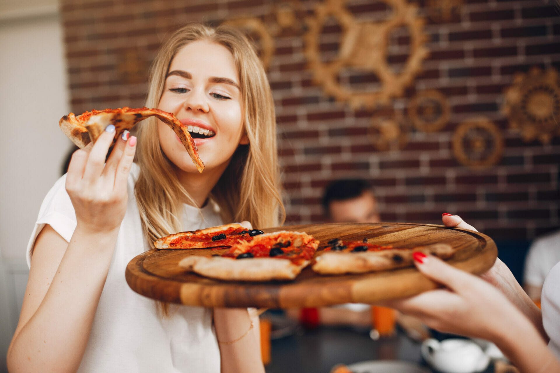 ragazza che mangia la pizza